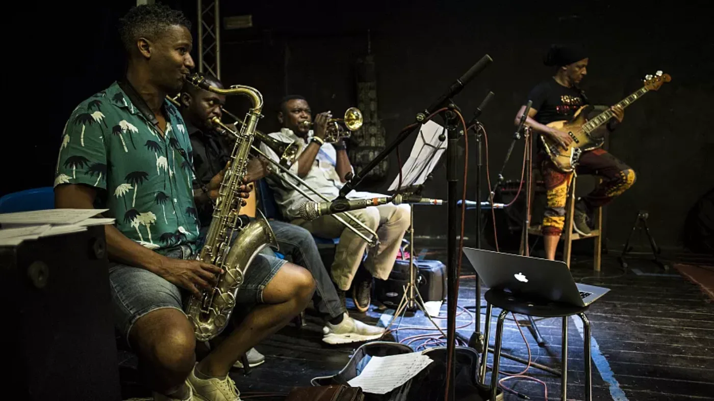 Musiciens de rumba en répétition, saxophone, trompette et basse