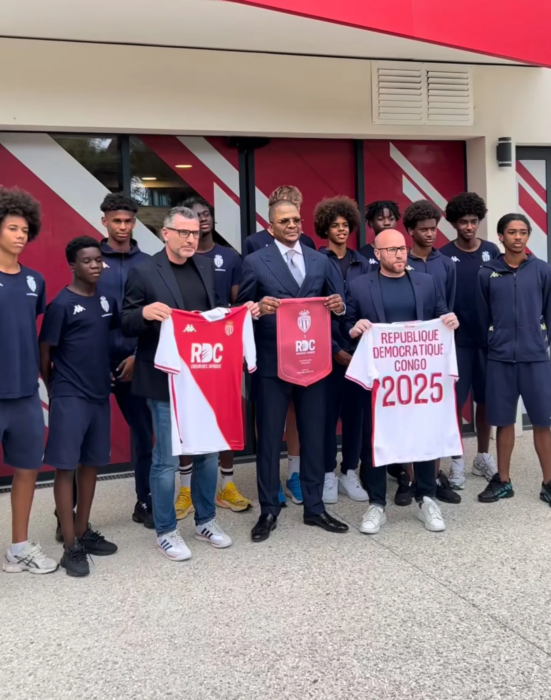 Visite de l’académie — remise des fanions